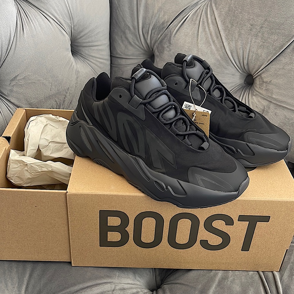 Yeezy 700 MNVN